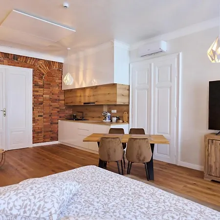 Hisa Ancka, Boutique & Maja סלובן גראדץ