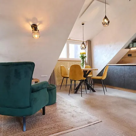 Hisa Ancka, Boutique & Maja