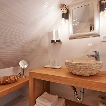 Hisa Ancka, Boutique & Maja