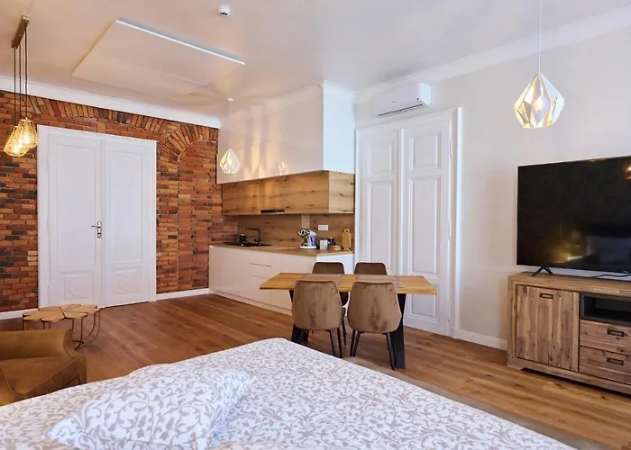 Hisa Ancka, Boutique & Maja Slovenj Gradec