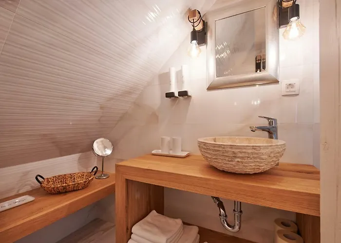 Hisa Ancka, Boutique & Maja